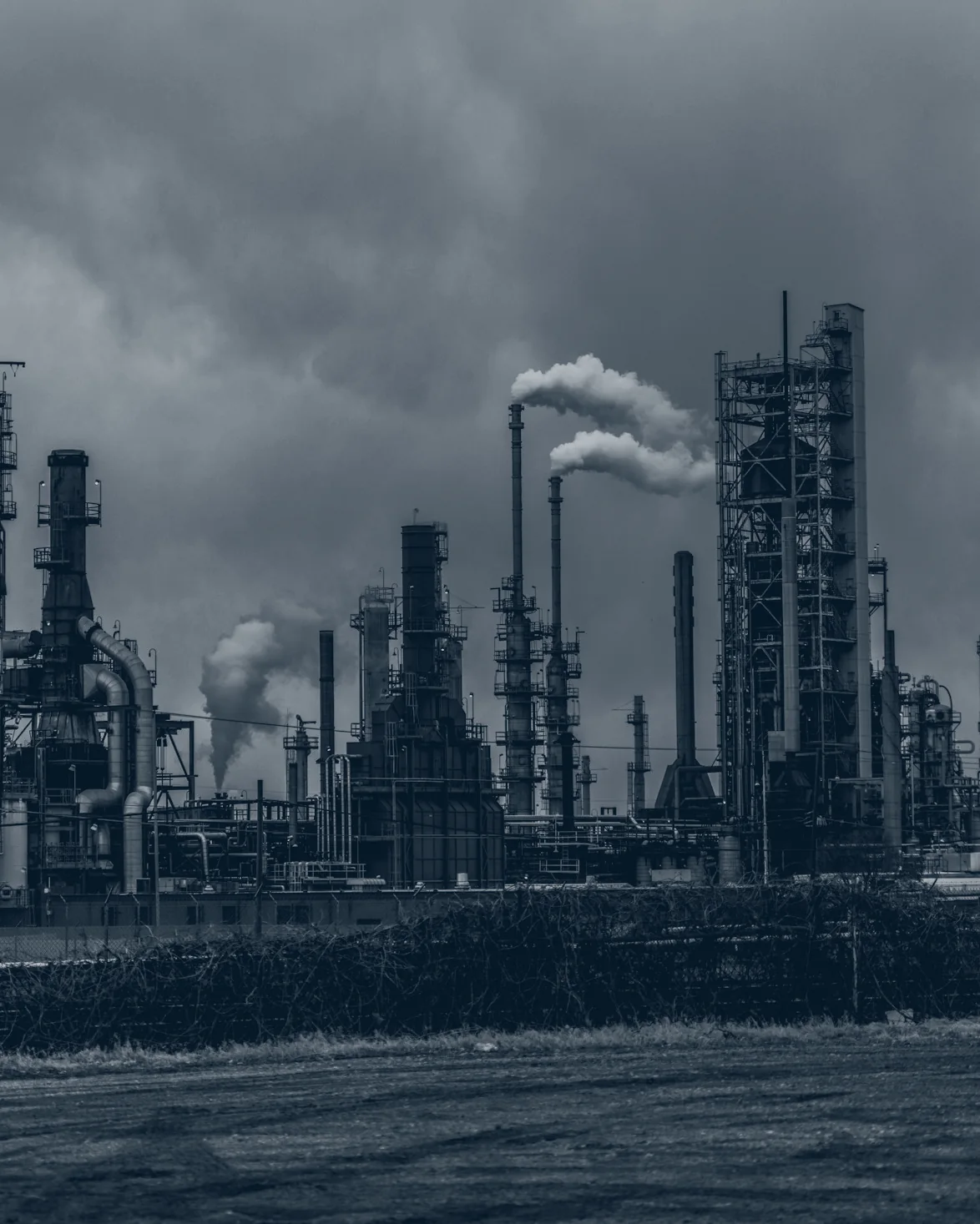 Schwarz-Weiß-Aufnahme einer Industrieanlage bei Dämmerung